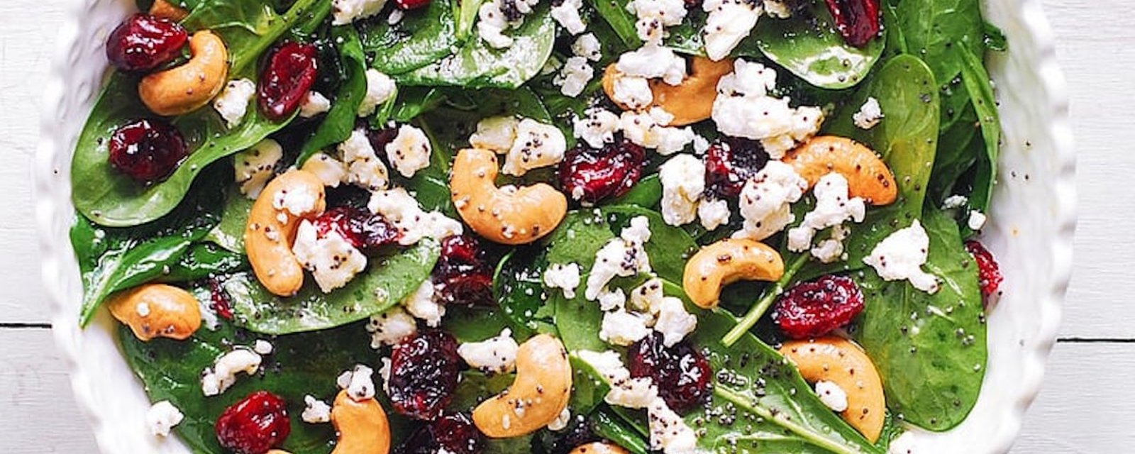 Parfaite pour l’automne: la salade d'épinards aux canneberges avec noix de cajou et fromage de chèvre