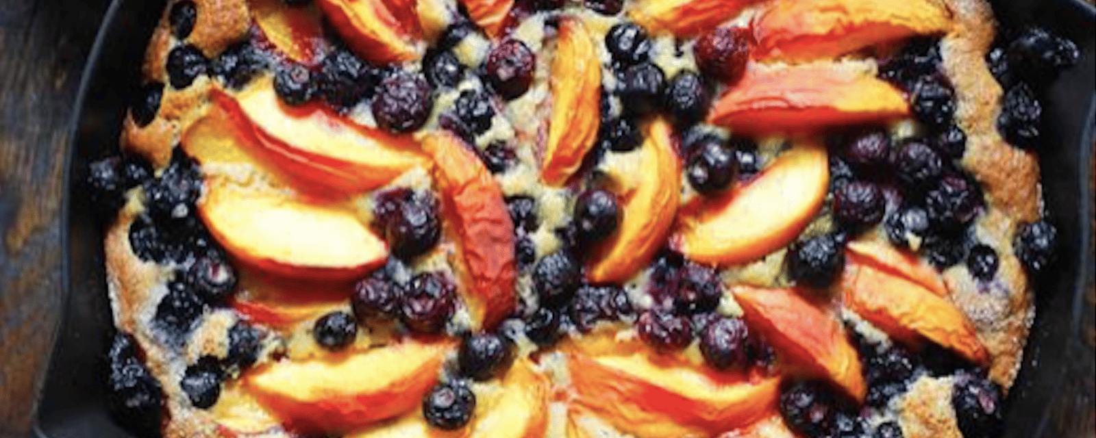 Succulent gâteau  aux bleuets et aux pêches à la poêle