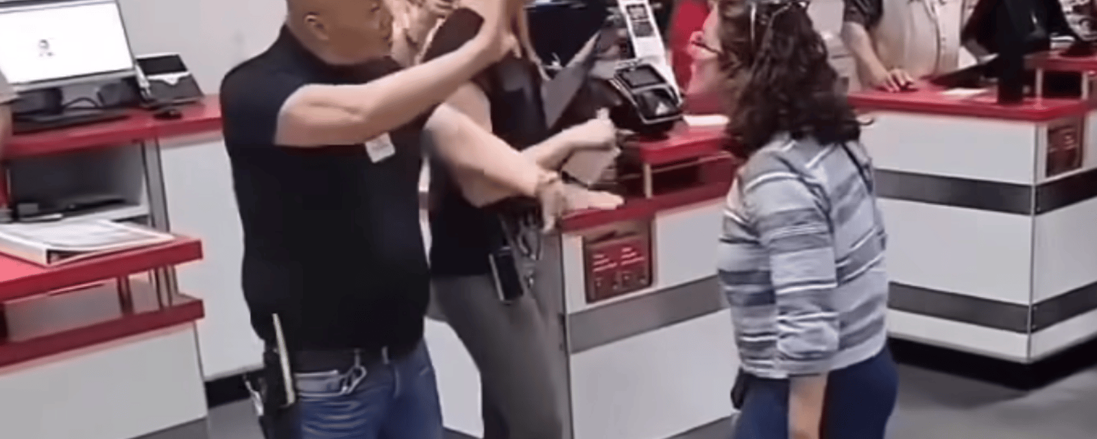 Une femme en furie s'en prend à des employés chez Costco