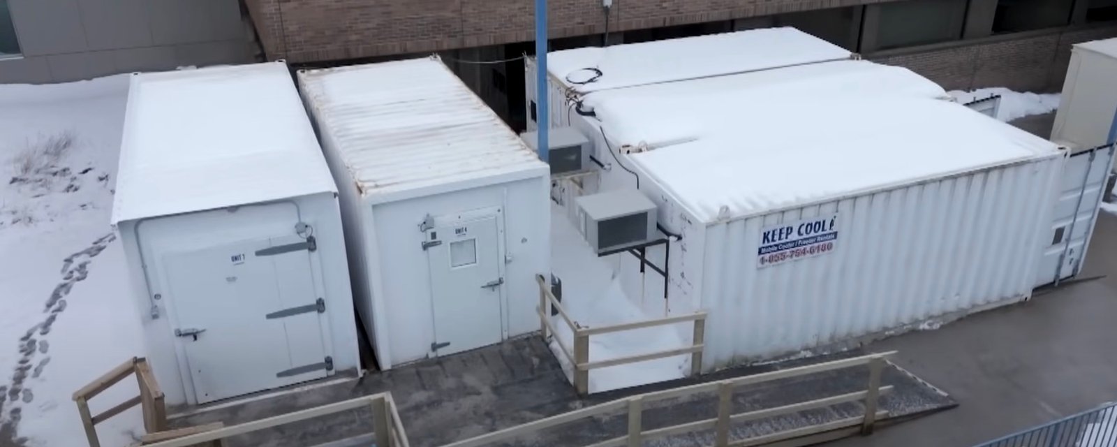 Plusieurs cadavres non réclamés se trouvent dans des conteneurs réfrigérés d'un hôpital
