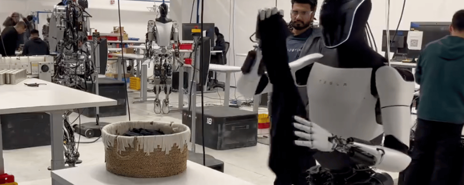 Elon Musk présente un robot humanoïde qui peut plier le linge.