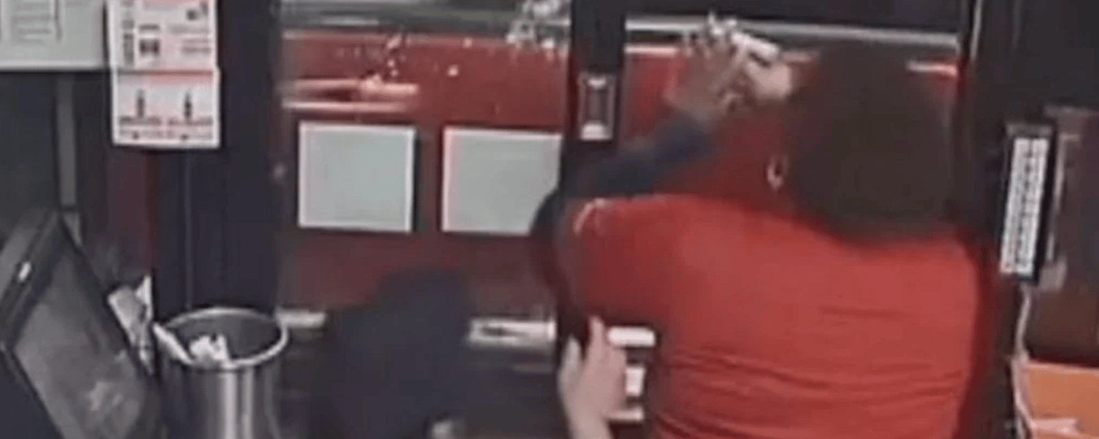 Une employée d’un fast food tire sur un client qui se plaignait de sa commande. 