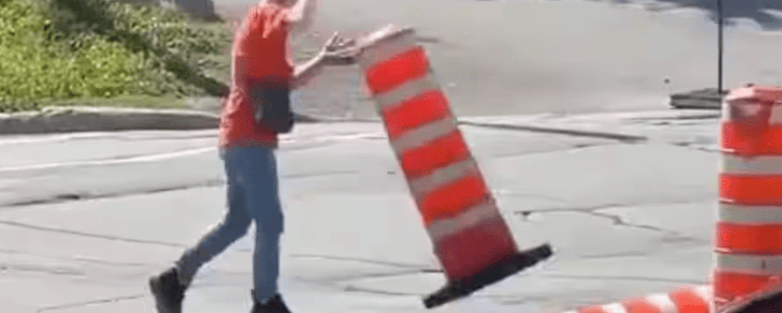 Un Montréalais pète sa coche contre des cônes orange