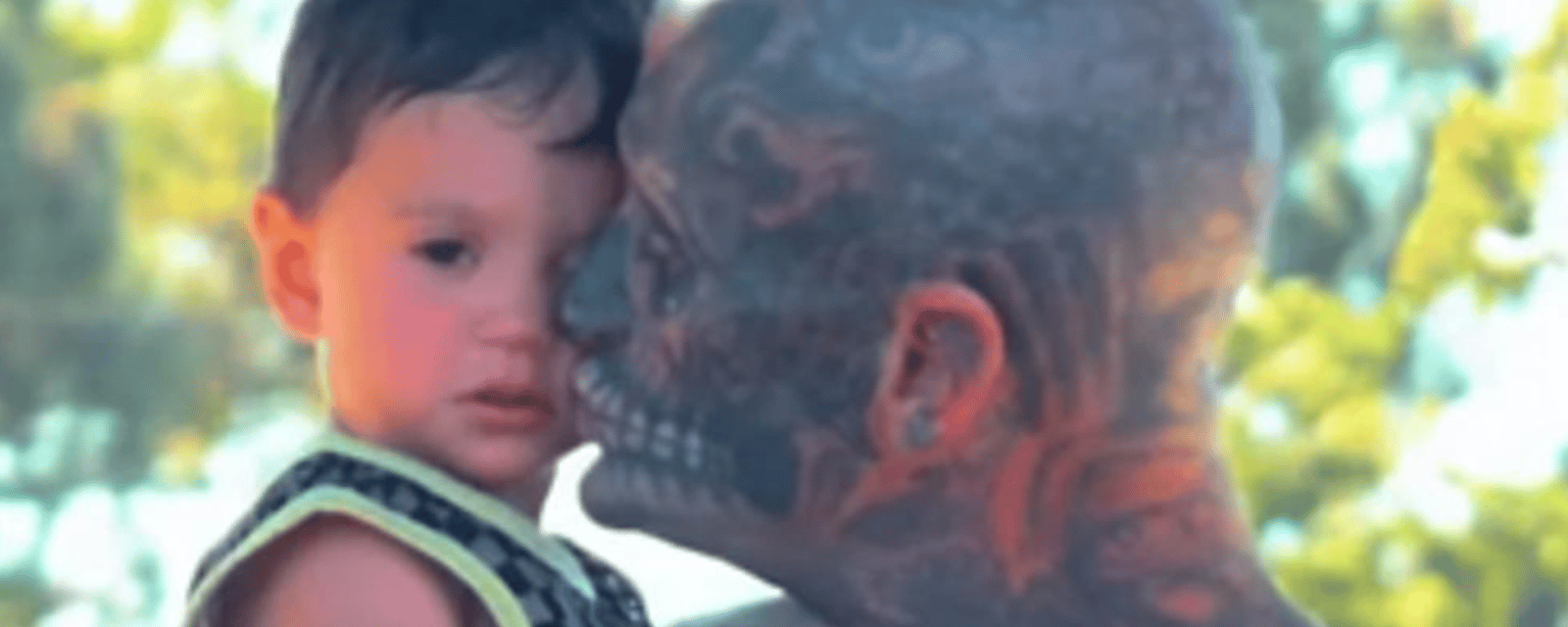 Un père dont le visage est recouvert de tatouages trouve ça difficile que les gens le jugent