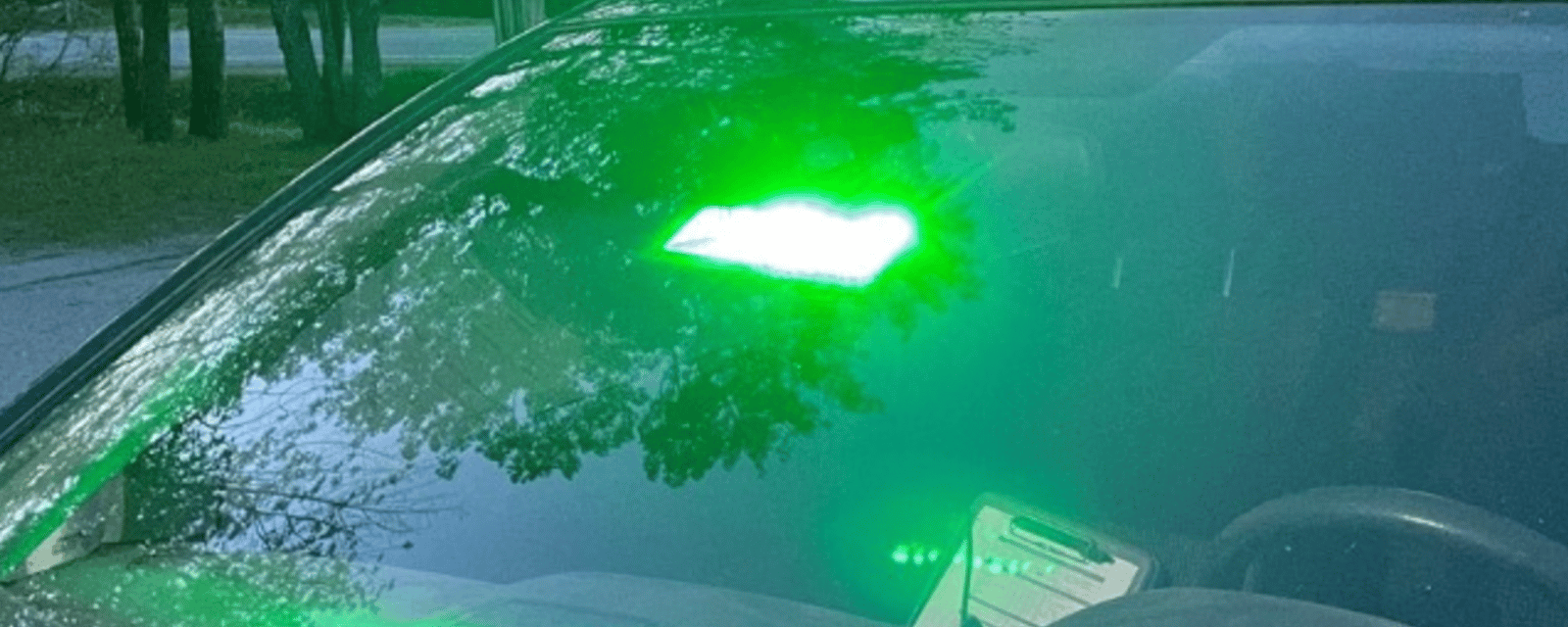 Si vous voyez un véhicule avec un feu vert qui clignote derrière vous, tassez vous!