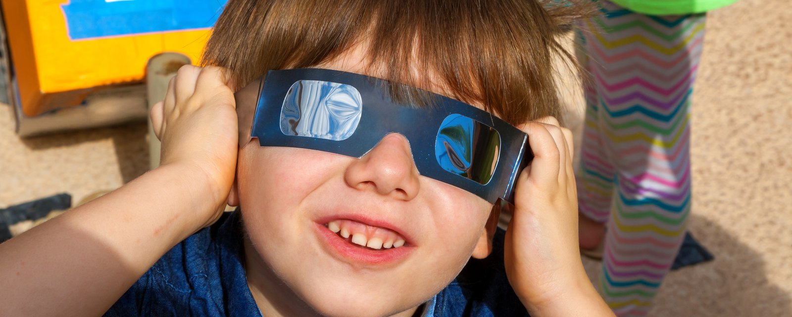 Éclipse solaire: Il faut se méfier des lunettes vendues en ligne avertissent les experts.