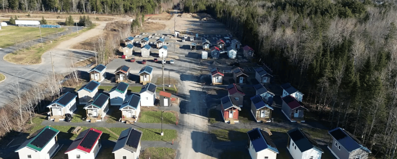 Un millionnaire fait construire 99 petites maisons pour venir en aide à la communauté.