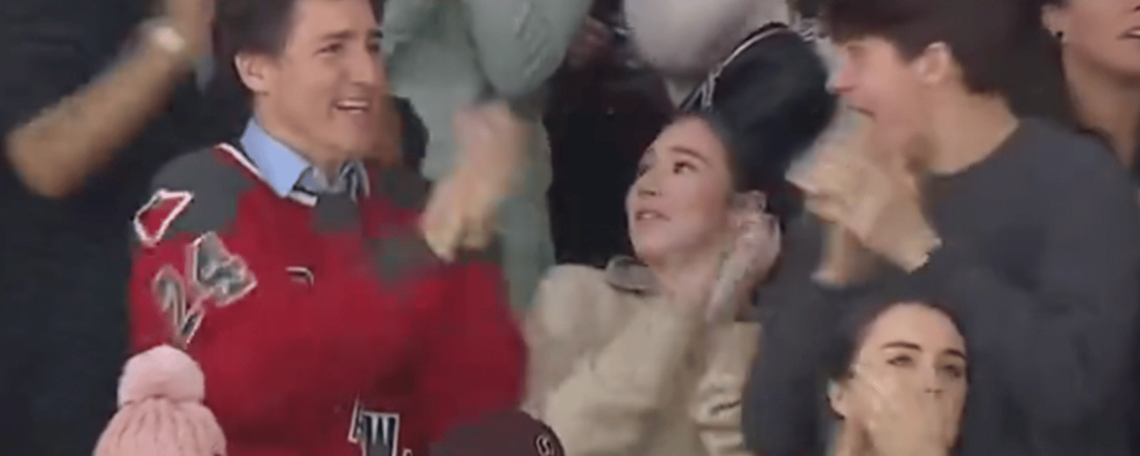 Une vidéo de Justin Trudeau à un match de hockey fait beaucoup jaser les internautes