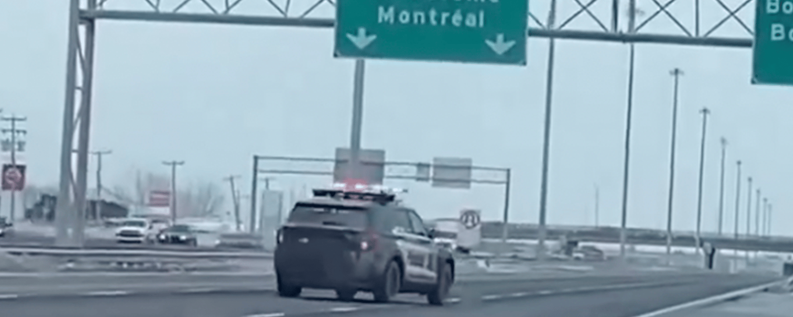 Un policier fait des zigzags sur l'autoroute 440 à Laval et les commentaires sont nombreux
