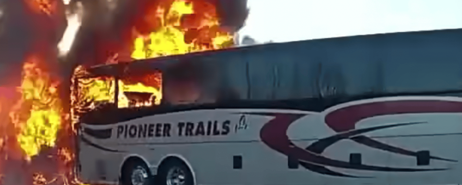 Un policier rempli de courage se précipite dans un bus en flammes pour sauver des étudiants