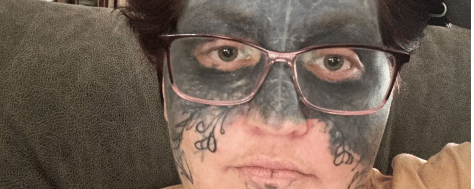 Une femme qui a été tatouée au visage sans son consentement est sauvée par un bon samaritain 