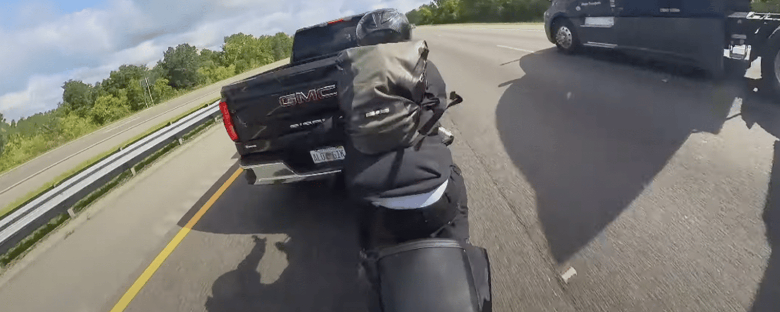 Un motocycliste filant à vivre allure sur l'autoroute frôle la mort après avoir percuté un pickup