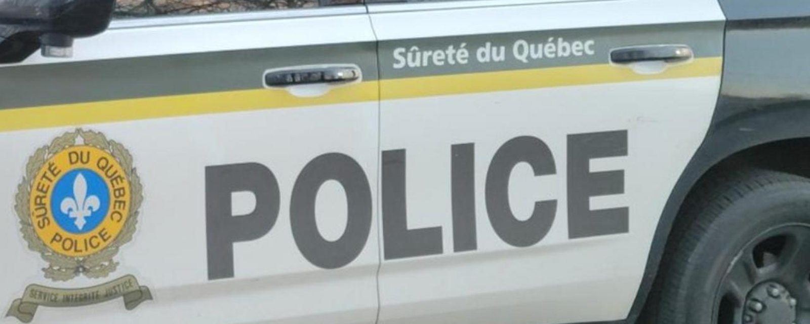 Un homme attaque une voiture de la Sûreté du Québec à coups de scie à chaîne.