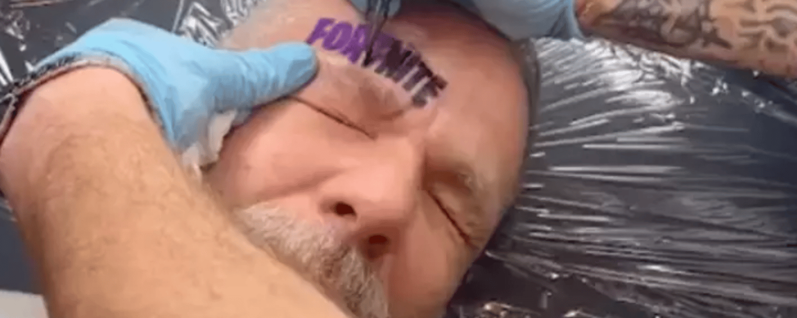 Un homme se fait tatouer un énorme logo de Fortnite après avoir perdu un pari contre son fils.