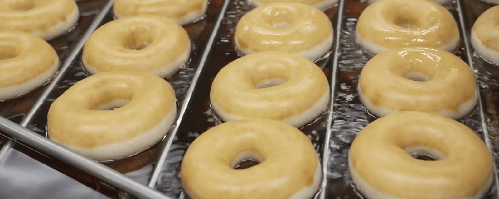 Des adeptes de beignes font la file pendant des heures lors de l'ouverture d'un Krispy Kreme.