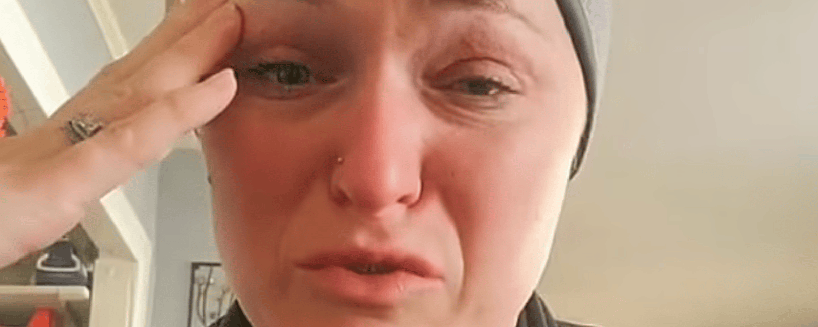 Une maman infirmière fond en larmes alors qu'elle mentionne ses difficultés financières.