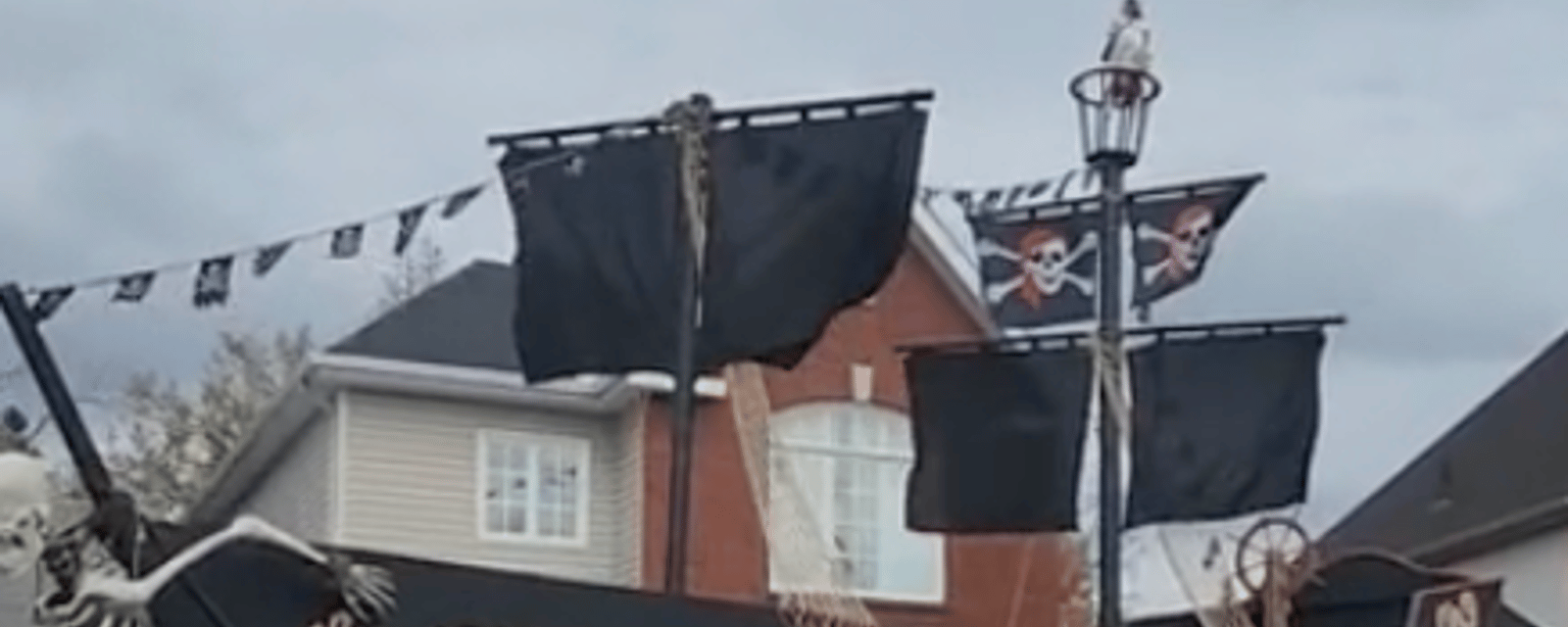 Un Québécois a construit un méga bateau de pirates devant sa maison pour l'Halloween