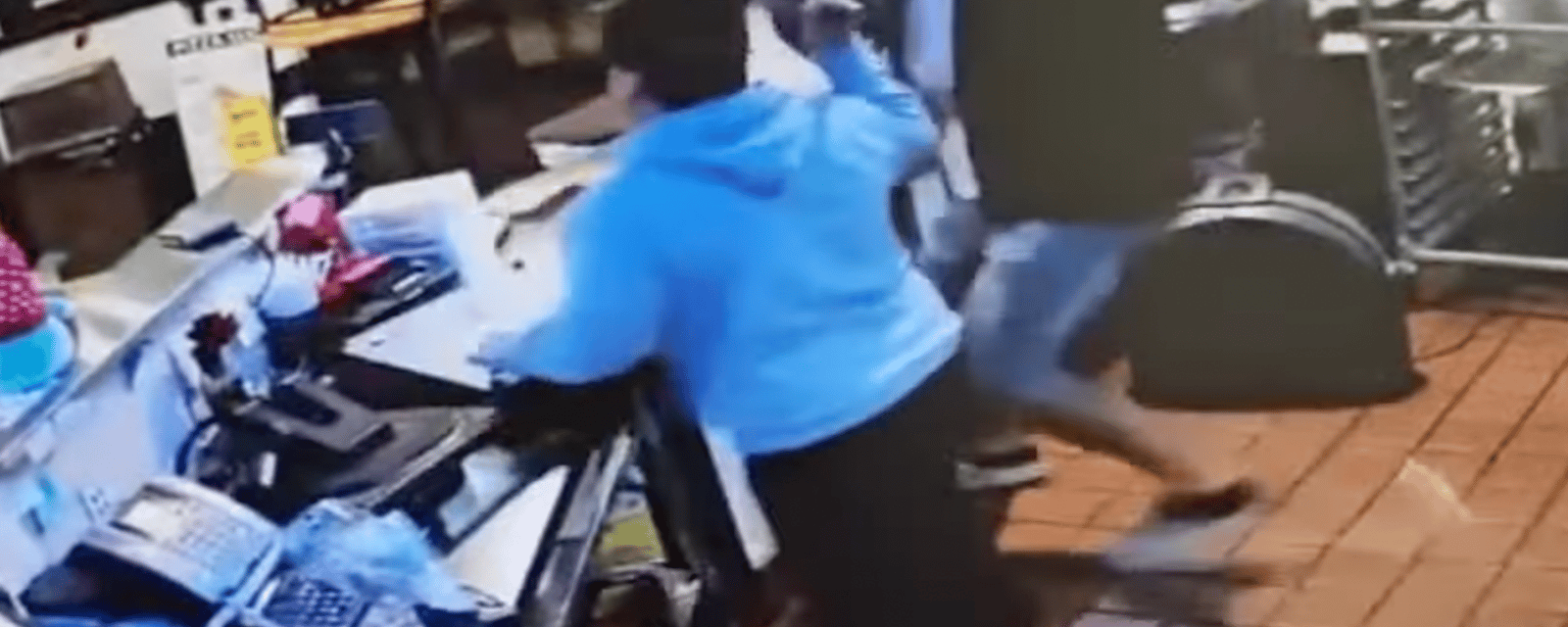 Des employés d'une pizzeria font fuir un voleur à coups de marteau et de poubelle