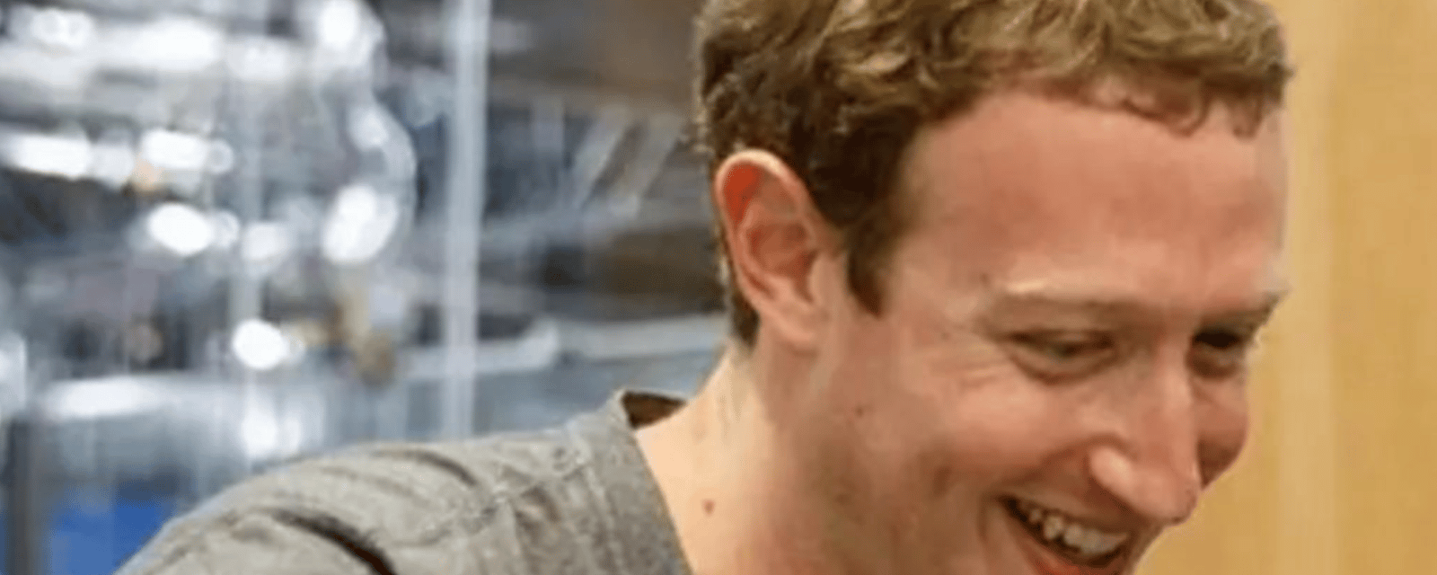 Mark Zuckerberg explique pourquoi il porte toujours un t-shirt gris pour aller travailler.