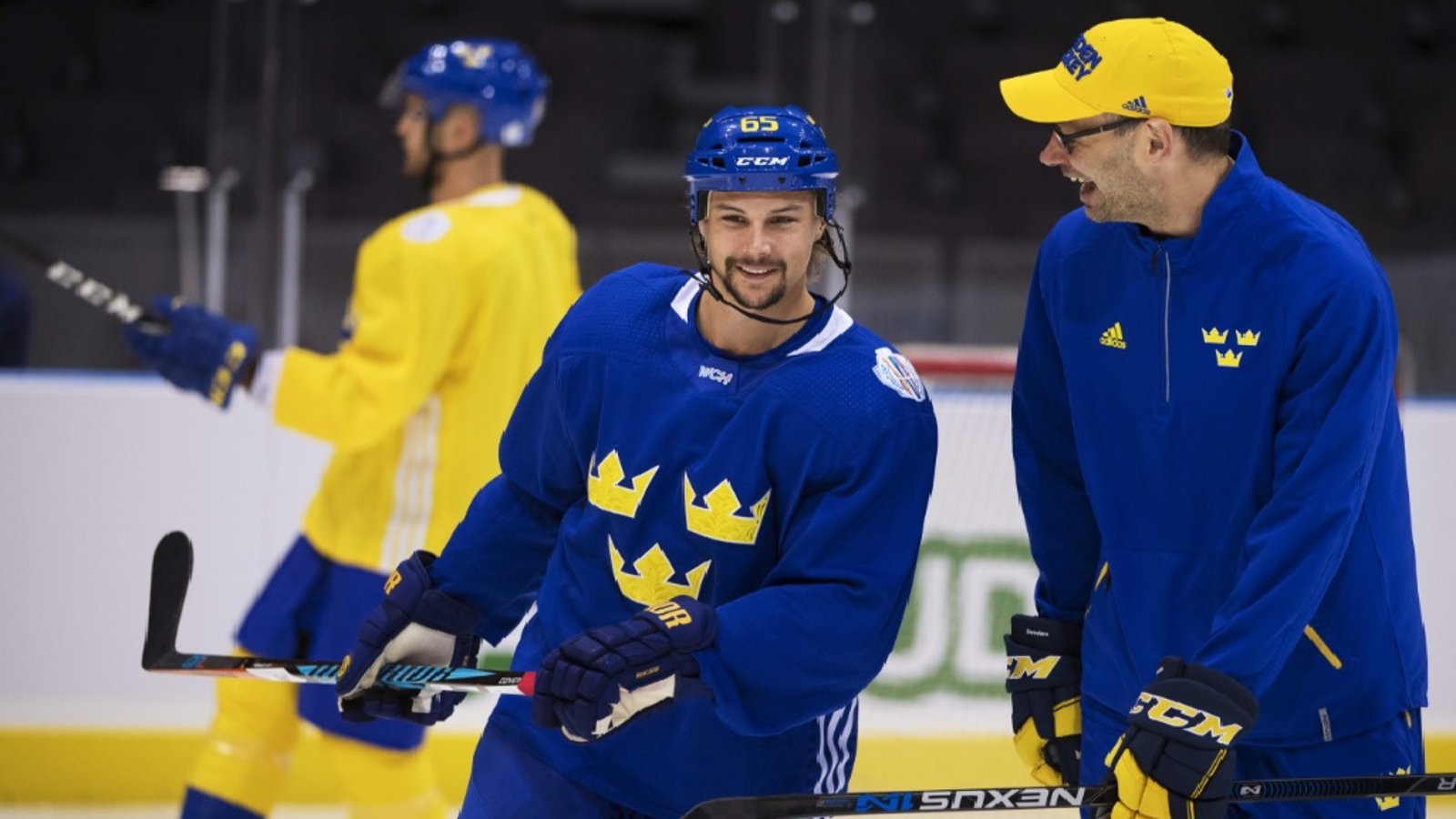 Erik Karlsson se fait donner une leçon de hockey!