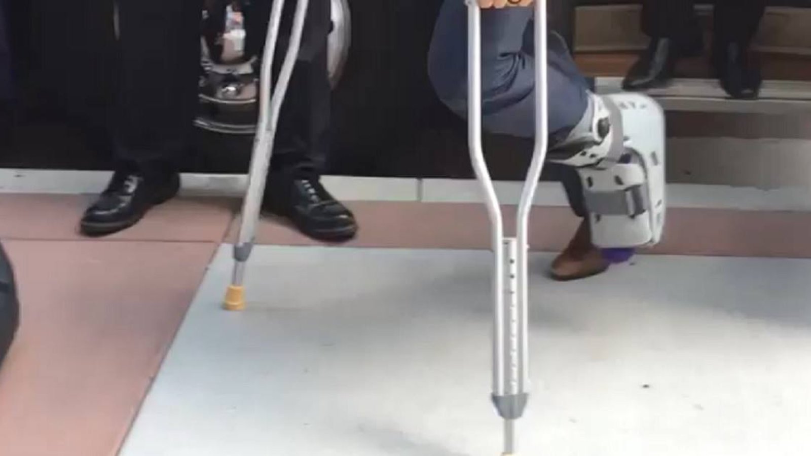 Un joueur des Penguins aperçu en béquilles aujourd'hui!  