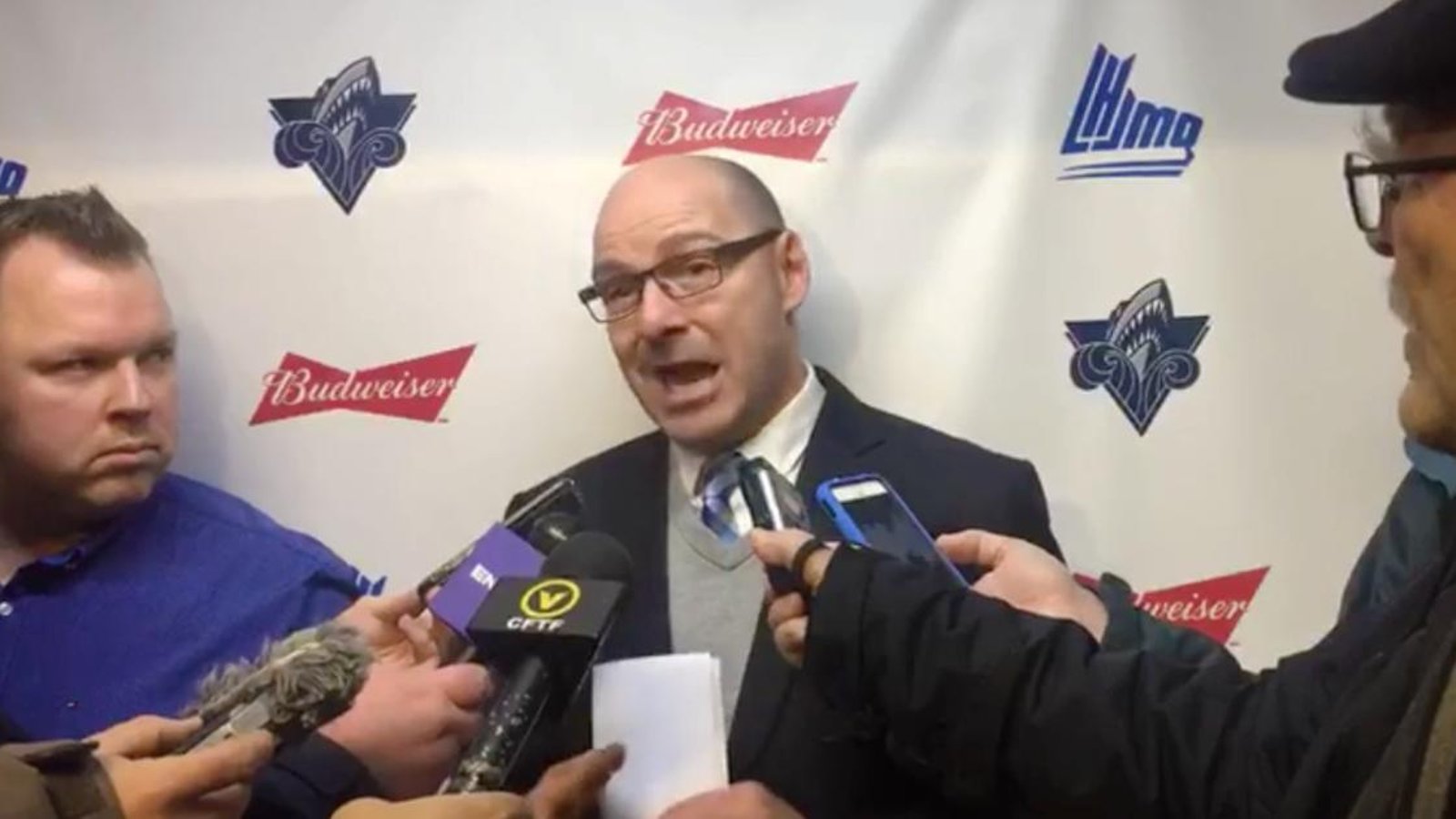 Un coach de la LHJMQ pète une sacrée coche et envoie promener les journalistes!