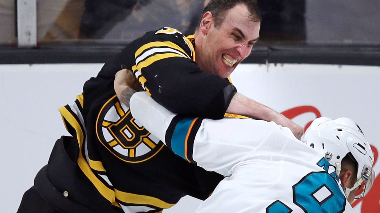 Evander Kane saute sur Zdeno Chara puis voit sa vie défiler sous ses yeux!