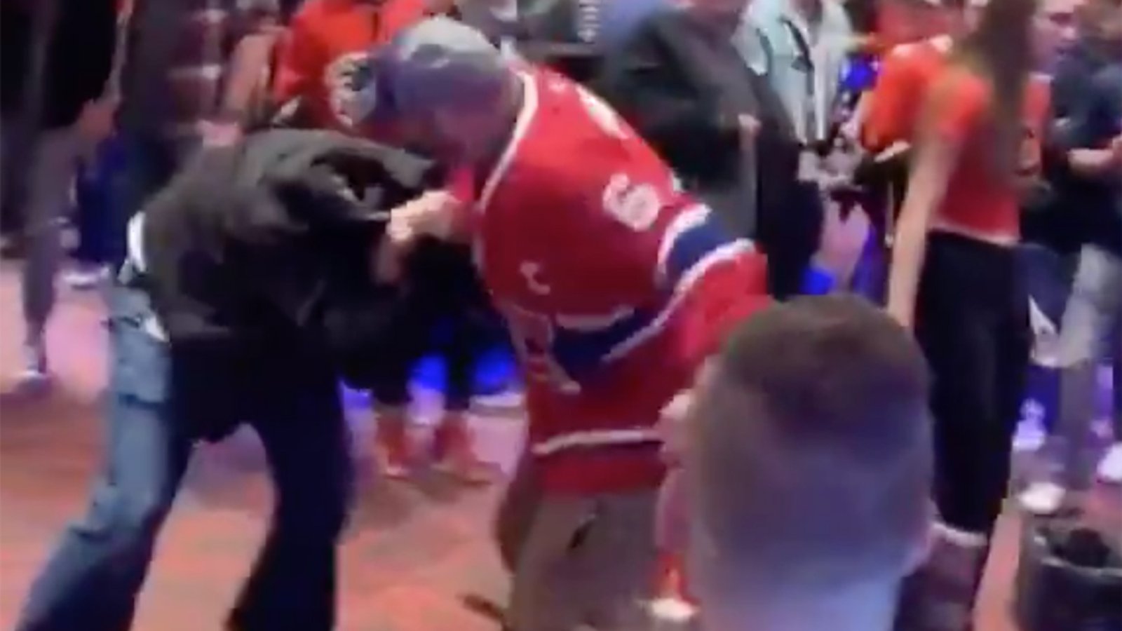 Une violente bagarre entre fans du CH a éclaté à Calgary et les images nous font honte