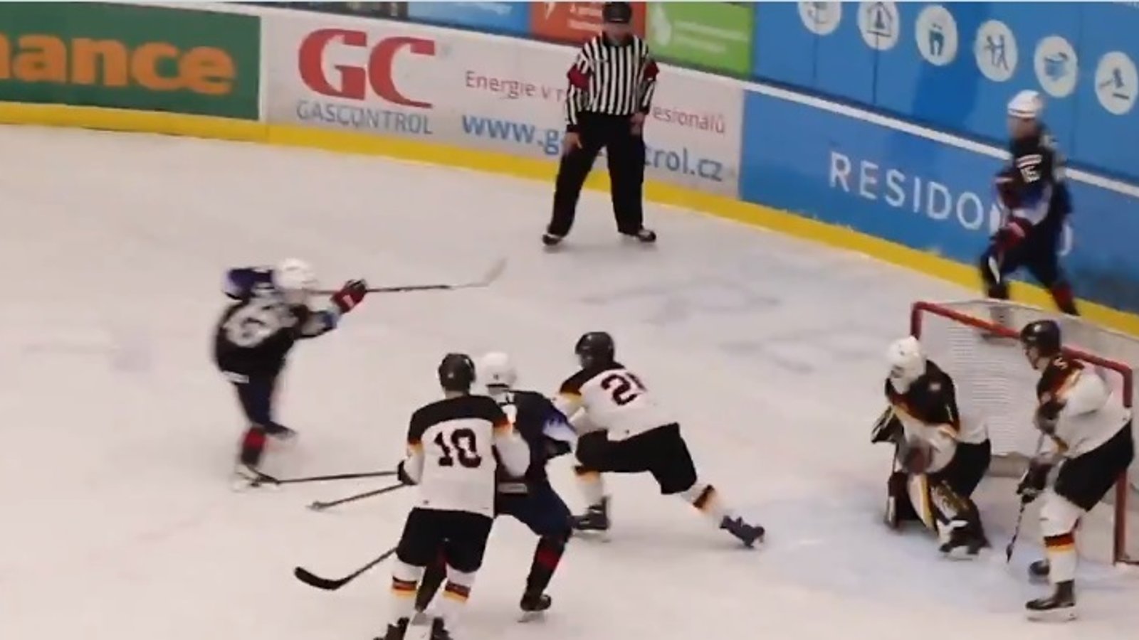 Cole Caufield défonce la lucarne aux Championnats Mondiaux!