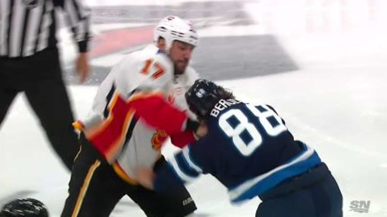 Nathan Beaulieu jette les gants face à Milan Lucic!