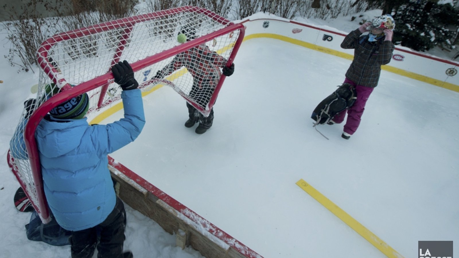 Un père de famille se voit forcé de démanteler sa patinoire extérieure