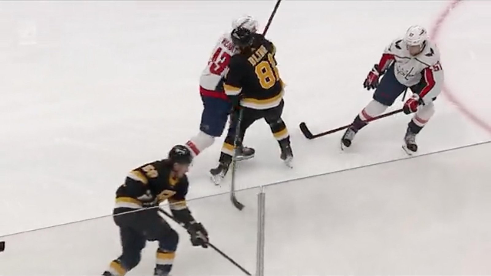 VIDÉO | Tom Wilson détruit Anton Blihd et ne reçoit aucune pénalité
