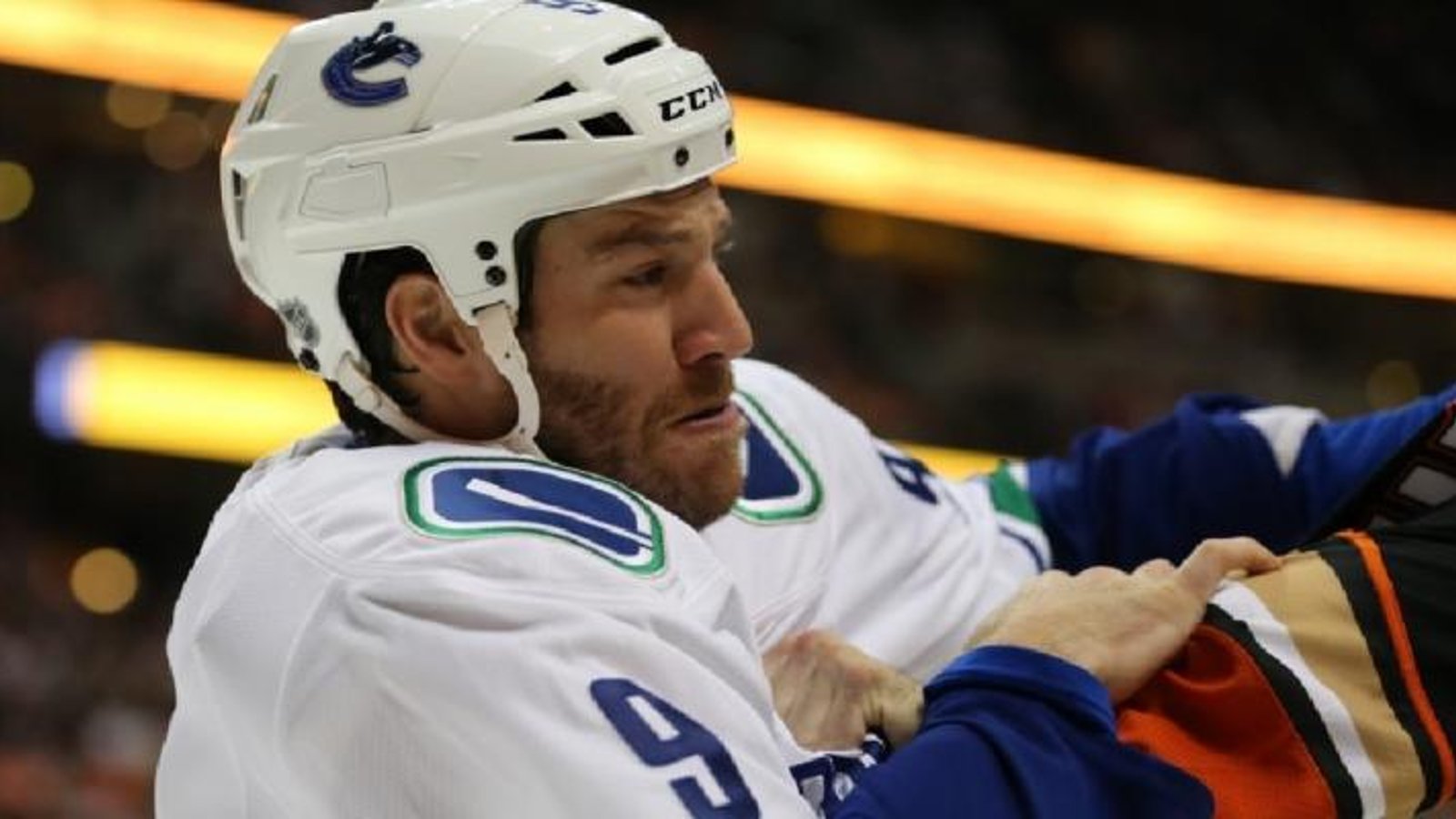 Superbe geste de Brandon Prust!
