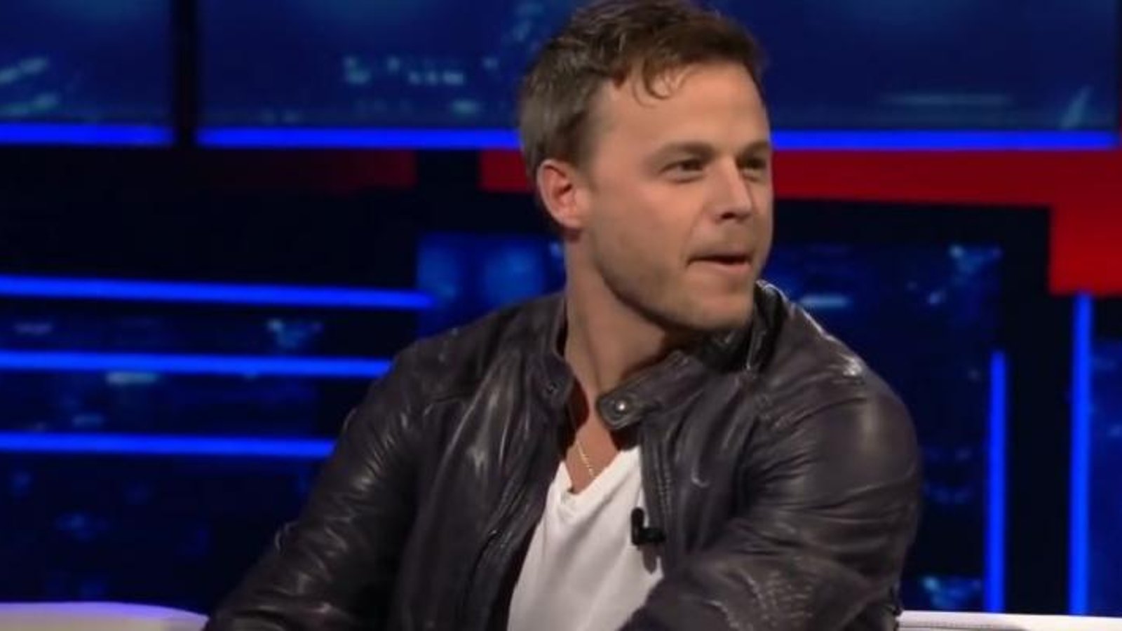 Louis Morissette s'arrange pour coucher sur le divan!