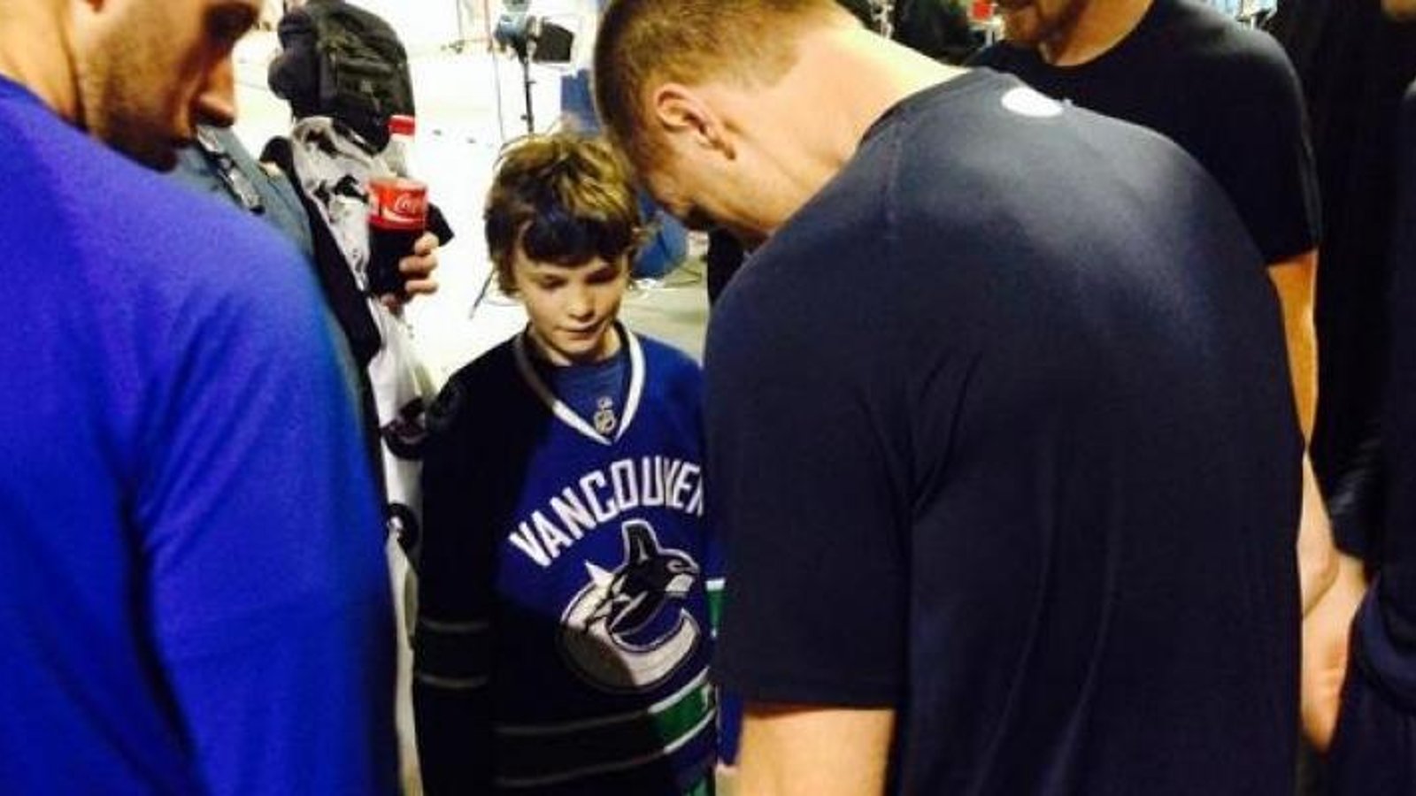 Un jeune partisan des Canucks atteint par la rondelle passe par toute une gamme d'émotions!