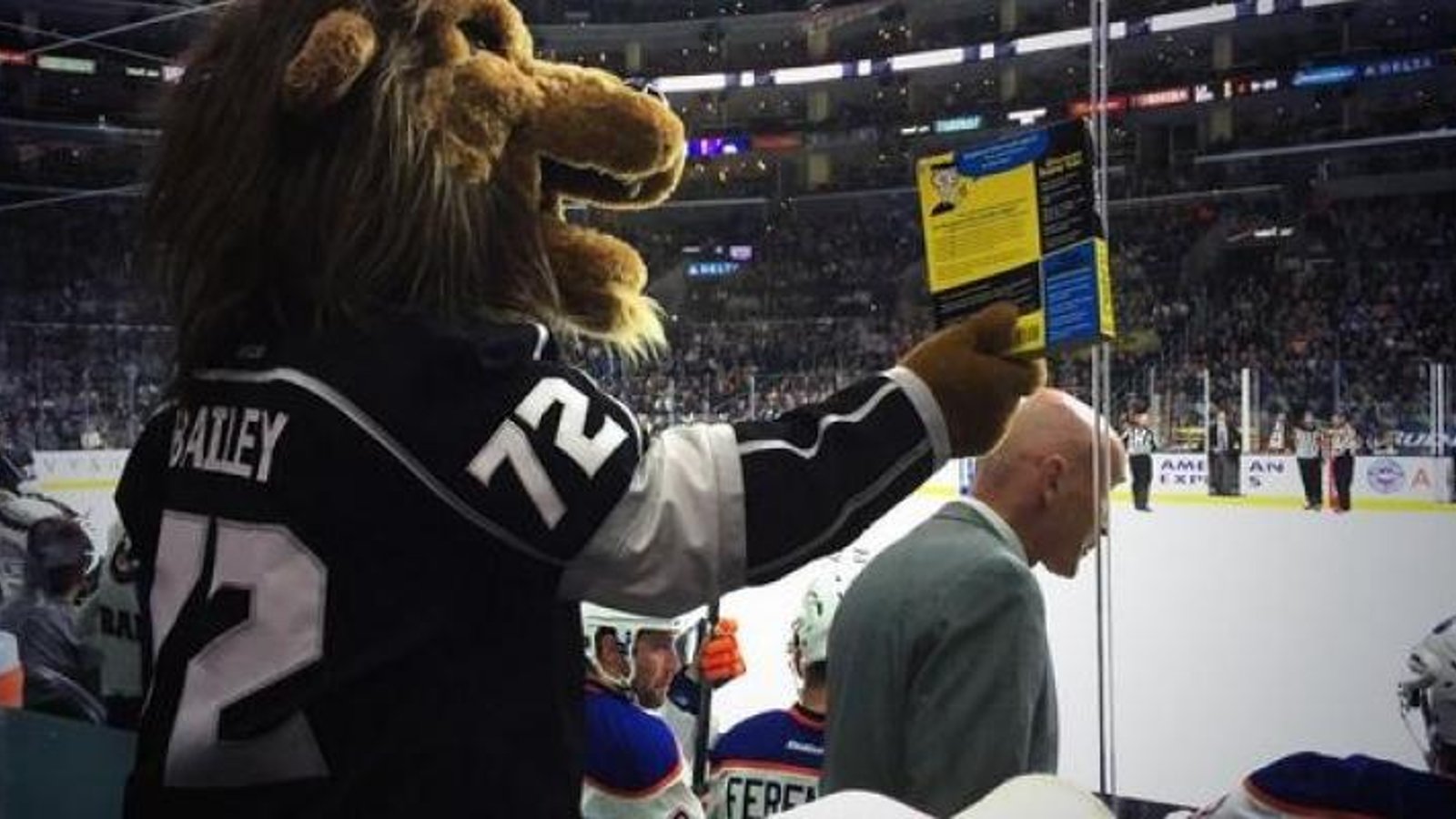 La mascotte des Kings nargue les joueurs des Oilers en plein match!