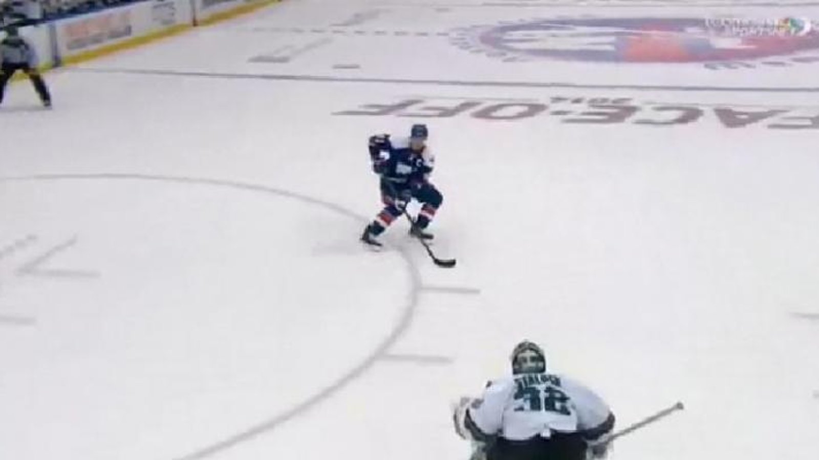John Tavares est juste trop fort! Il RIDICULISE le gardien!