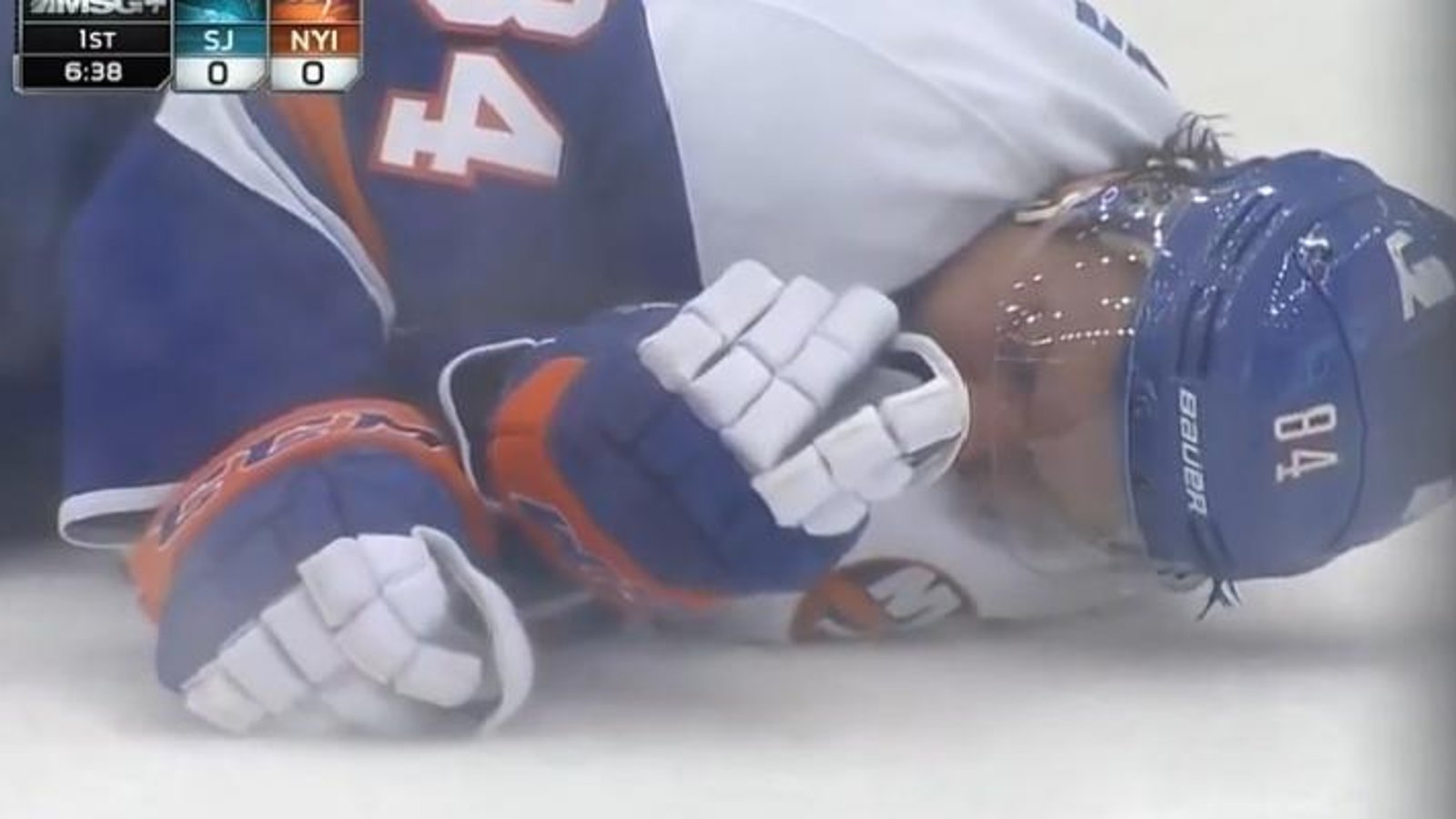 BOOM! Mikhail Grabovski se fait DÉTRUIRE par John Scott!