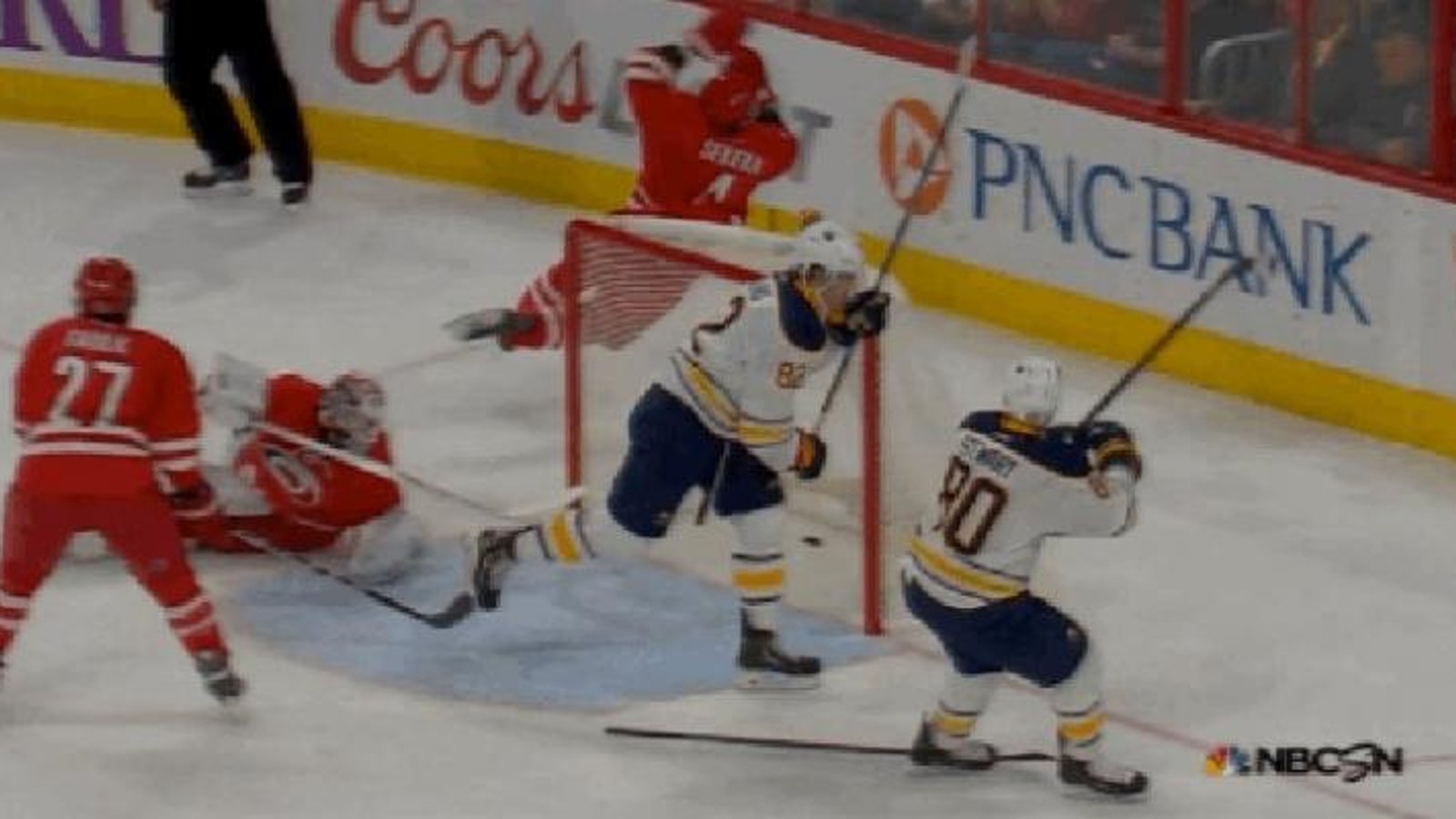 Andrej Sekera quitte le match après une VIOLENTE collision avec la bande!