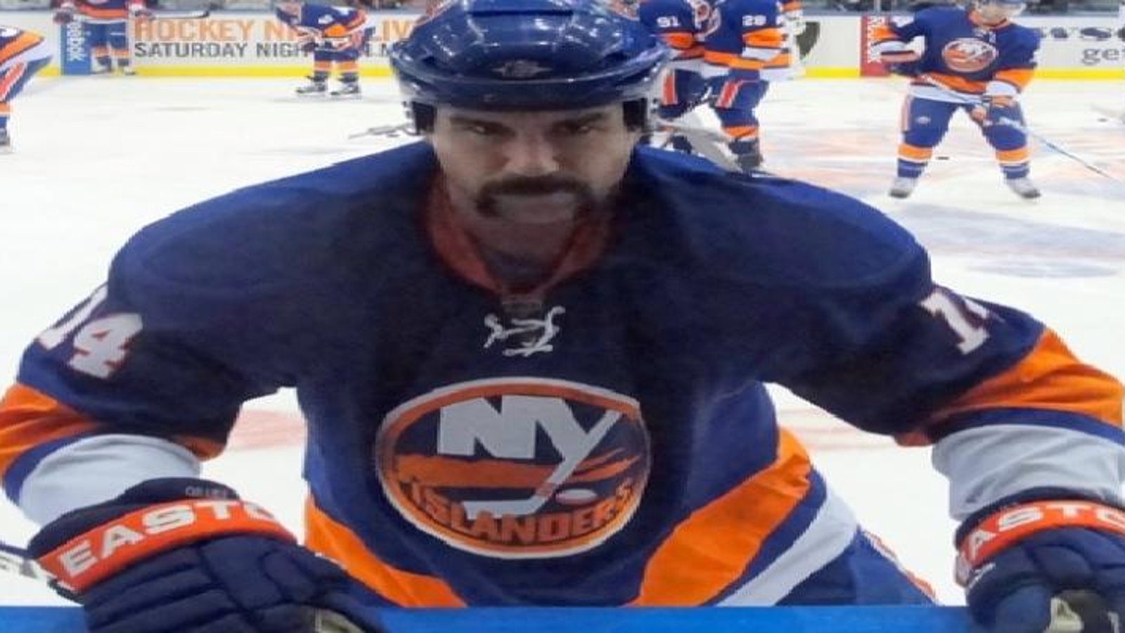 Trevor Gillies fait un geste dégueulasse, se fait suspendre 12 matchs!