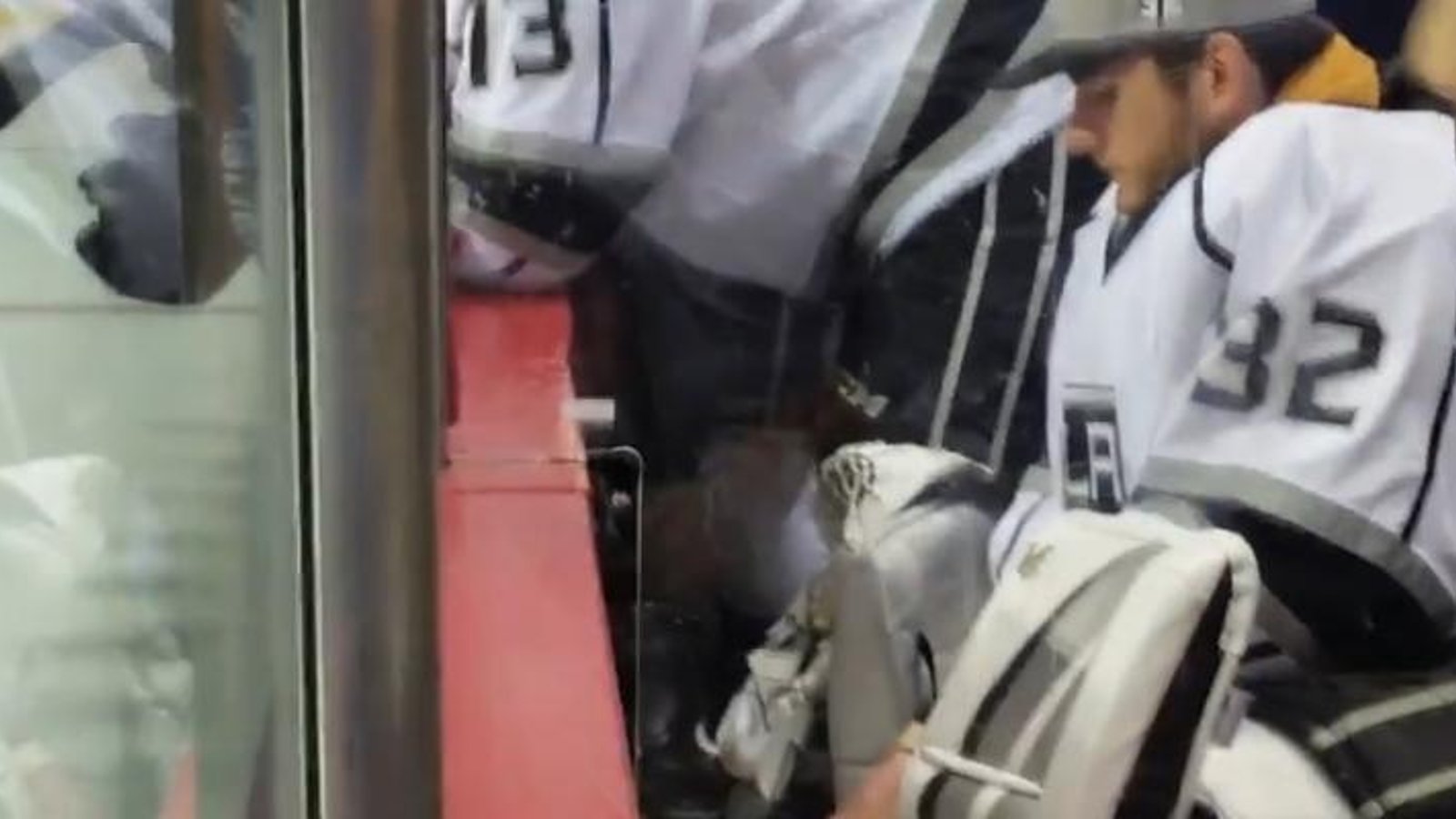 Jonathan Quick se met dans l'illégalité pour faire plaisir à un jeune fan!