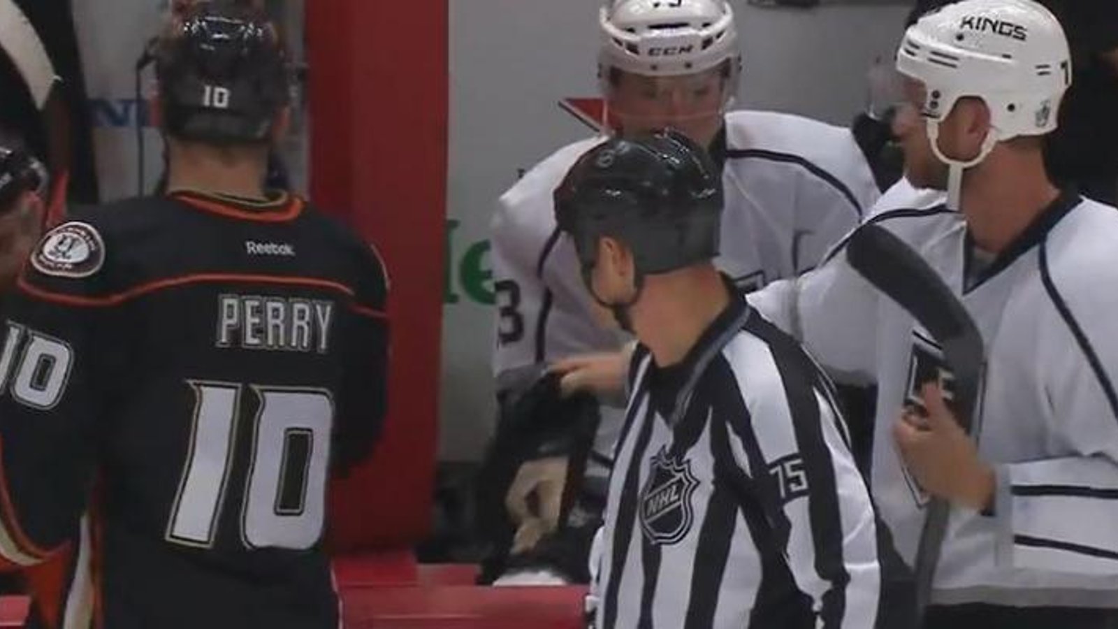 VIDÉOS: Corey Perry est une peste! Et Quick le punit!