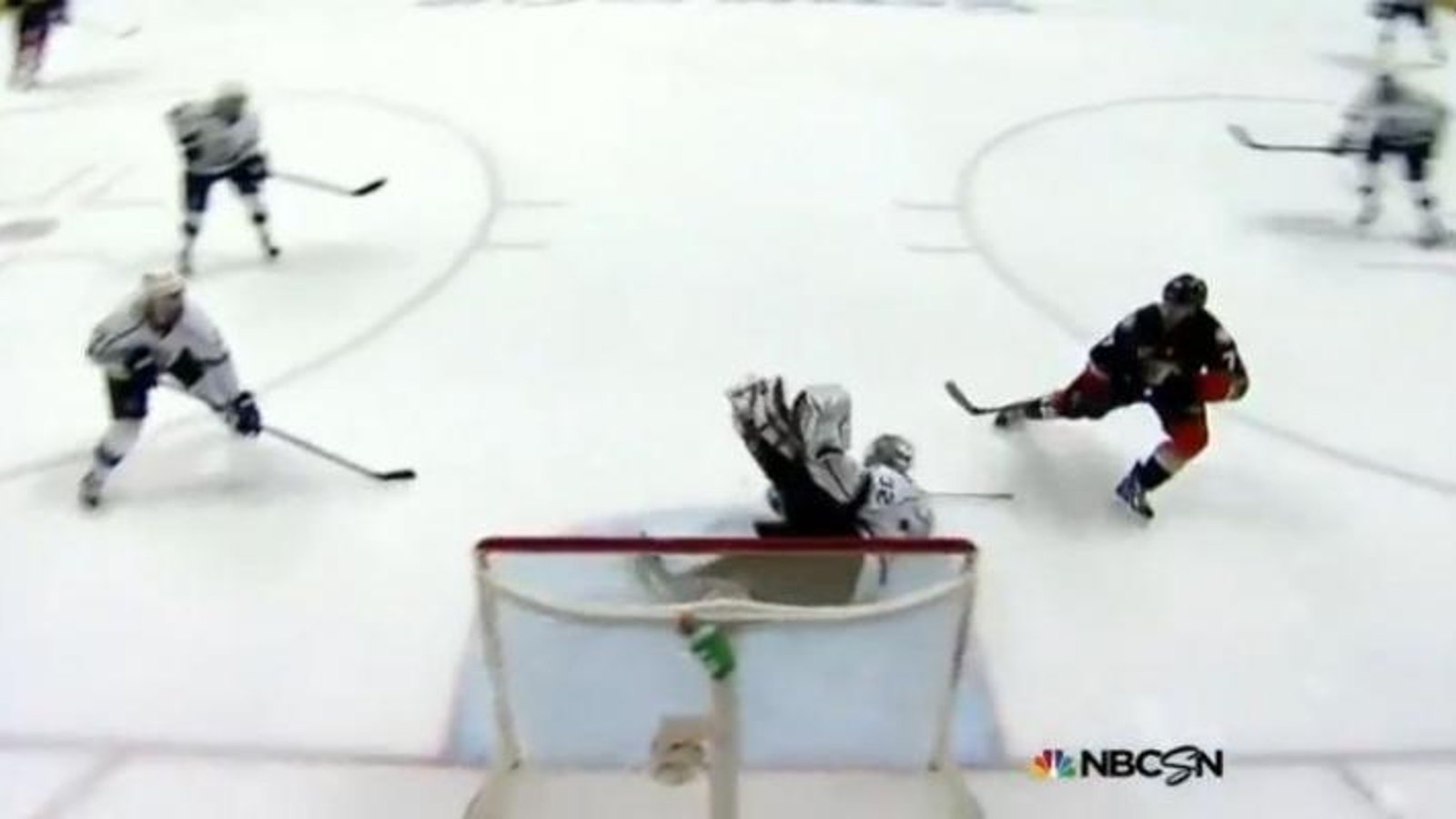 VIDÉO: Jonathan Quick vole Devante Smith-Pelley!