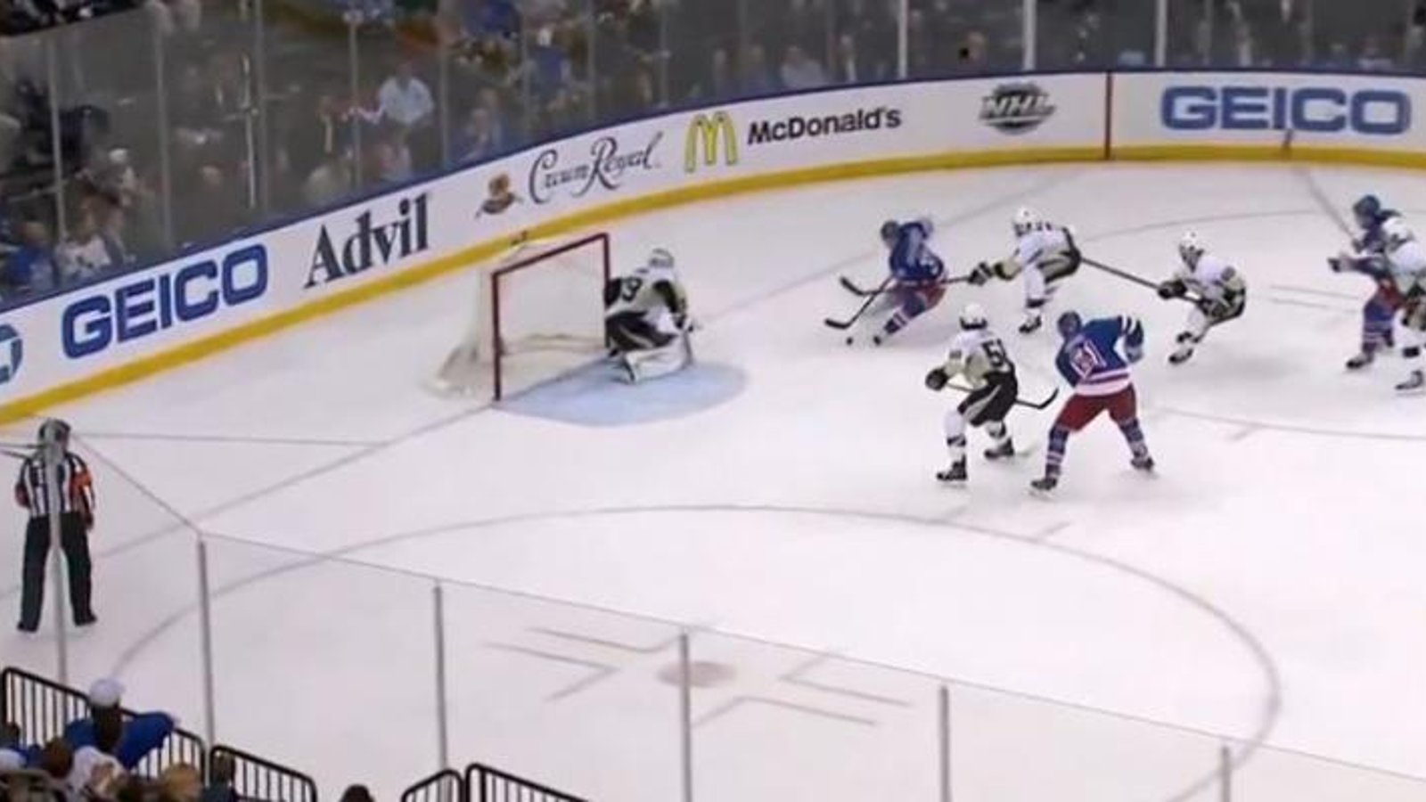 VIDÉO: Marc-André Fleury établit un record chez les Penguins!