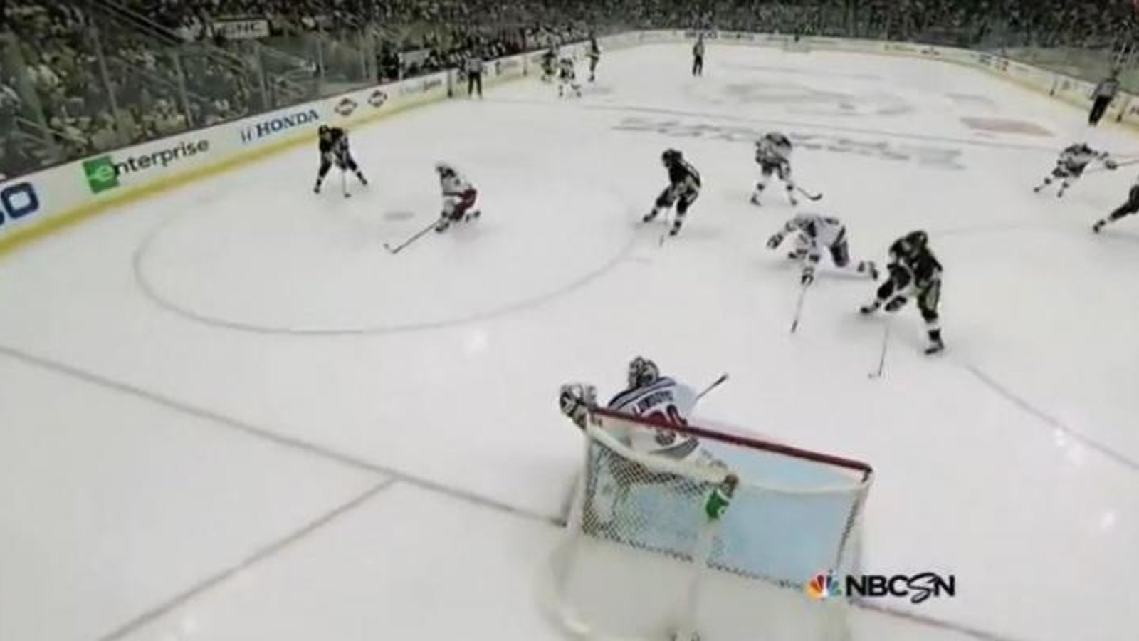 VIDÉO: Dan Girardi vit le pire cauchemar d'un joueur de hockey!