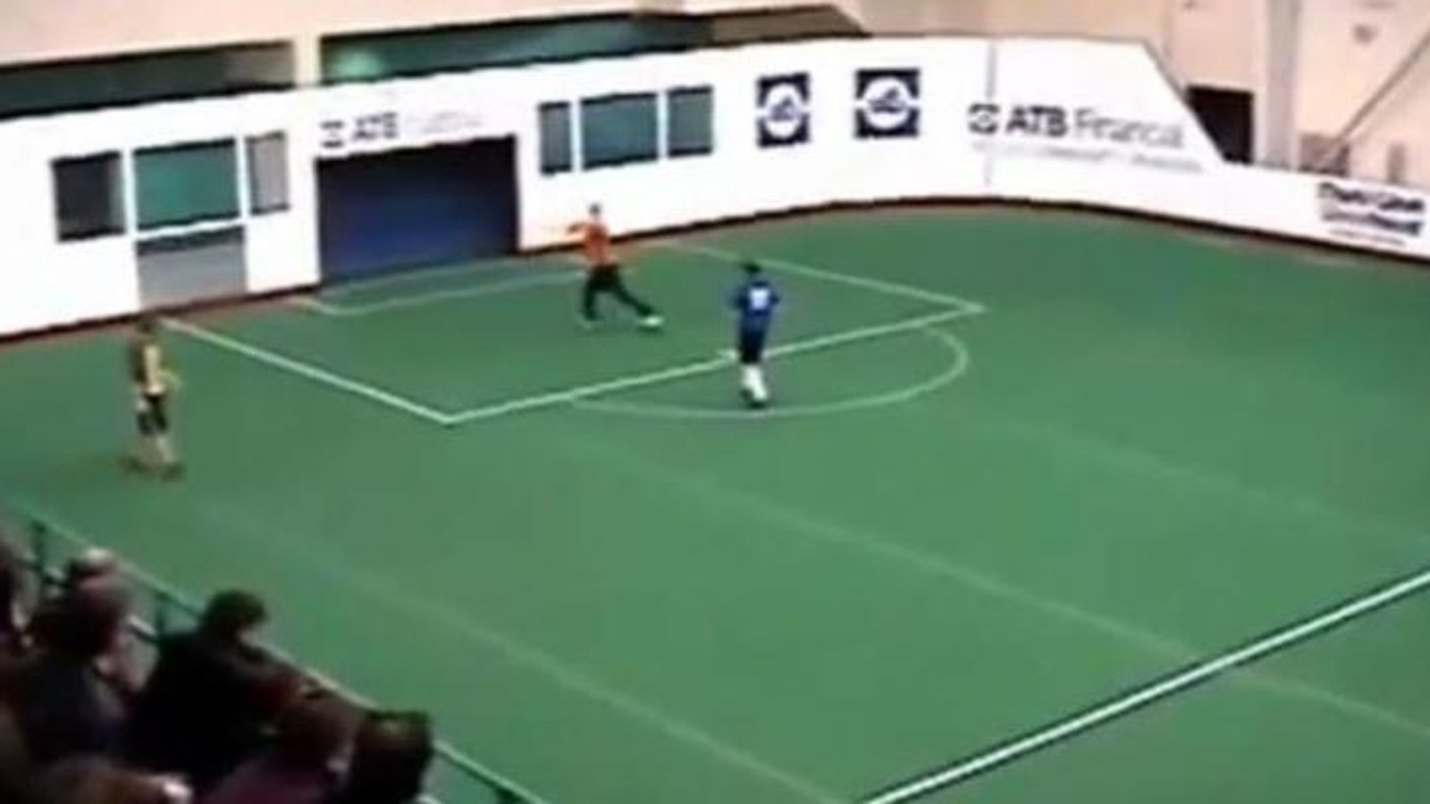 FAIL: Un gardien de but victime du karma!