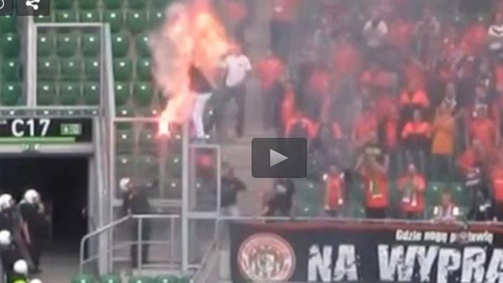 VIDÉO:  Un policier de l'anti-émeute met le feu à un fan!