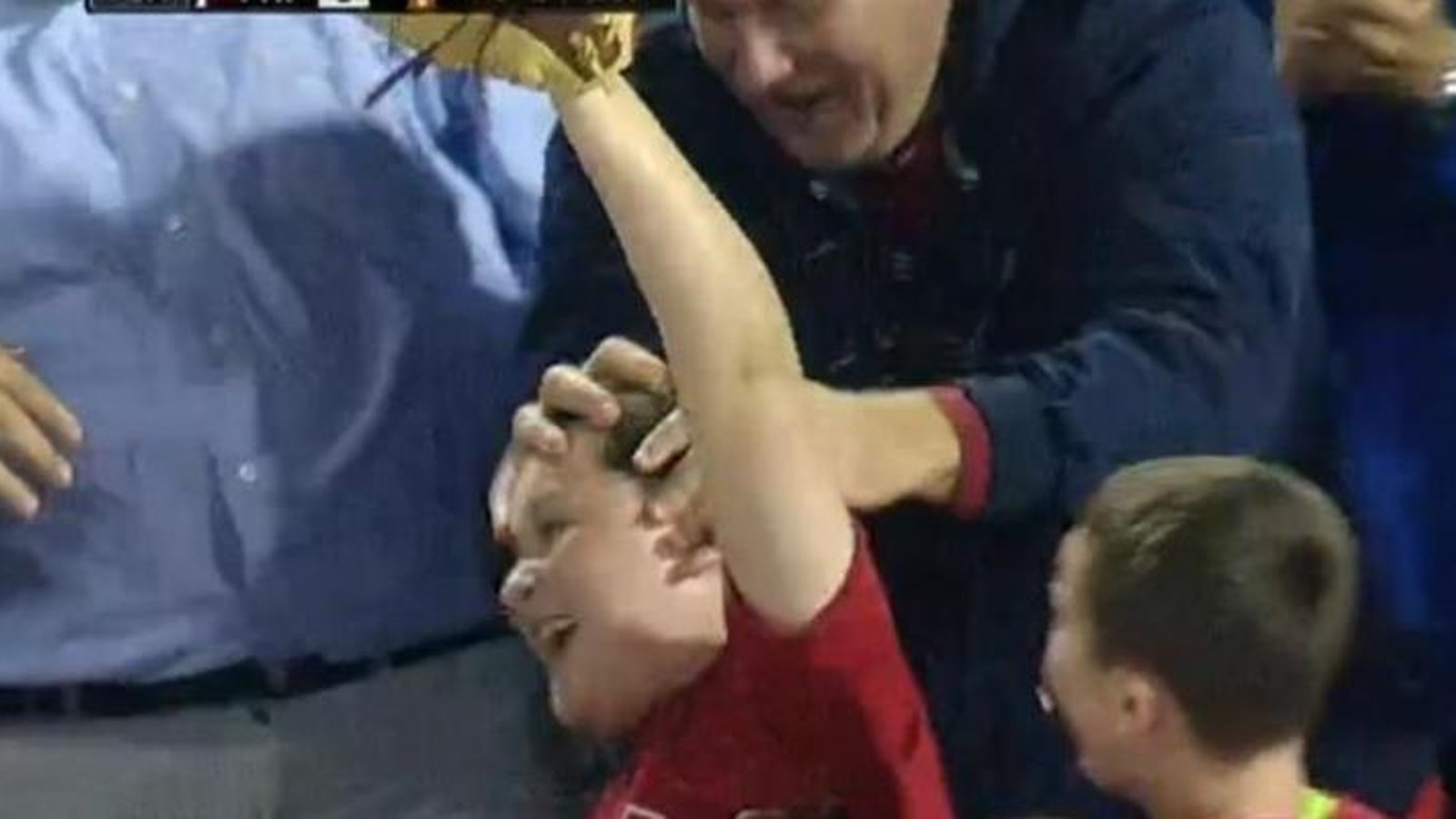 VIDÉO: Un jeune fan en sauve un autre avec un catch spectaculaire!