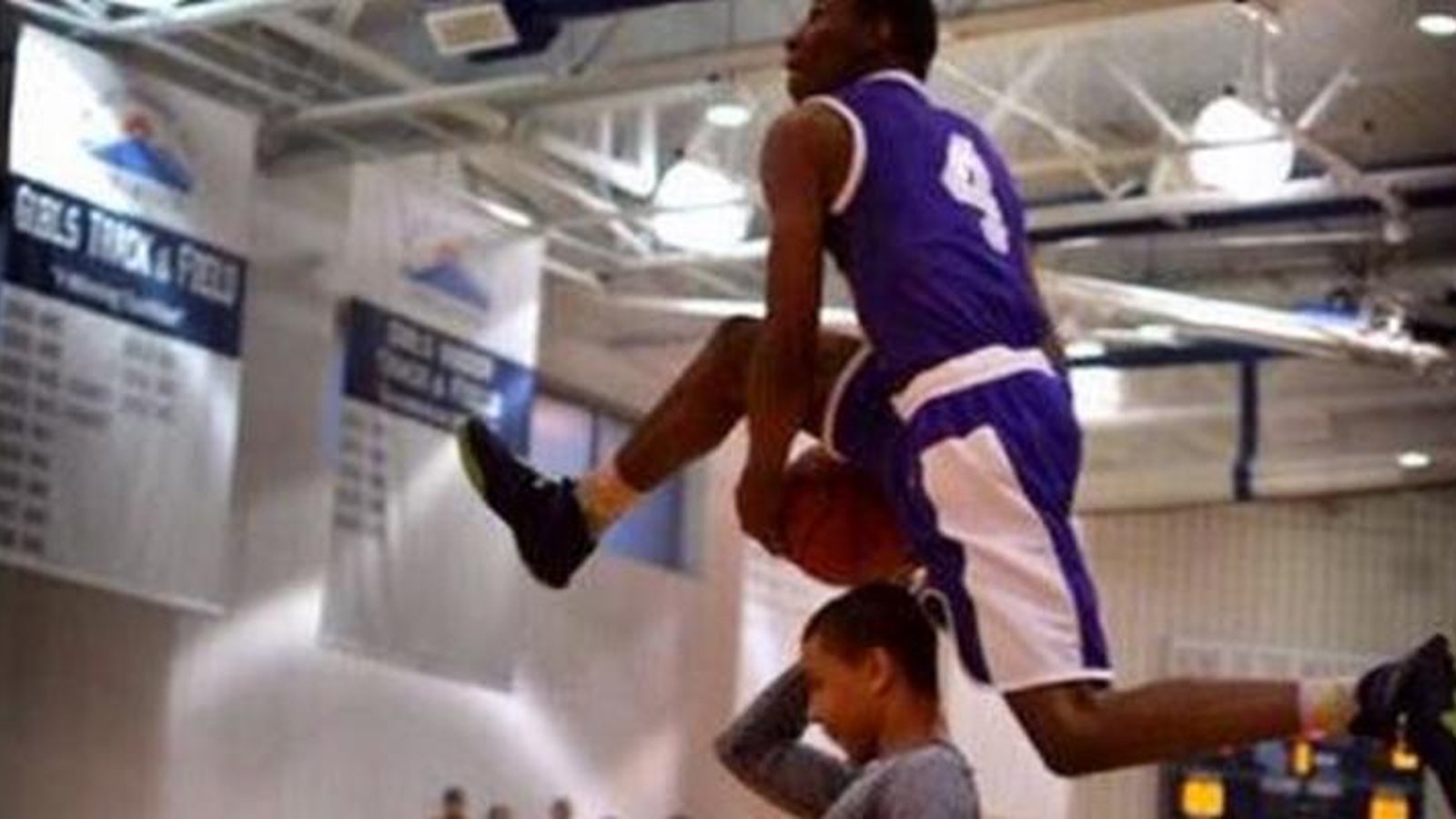 VIDÉO: Il remporte un concours de paniers avec un dunk complètement fou!