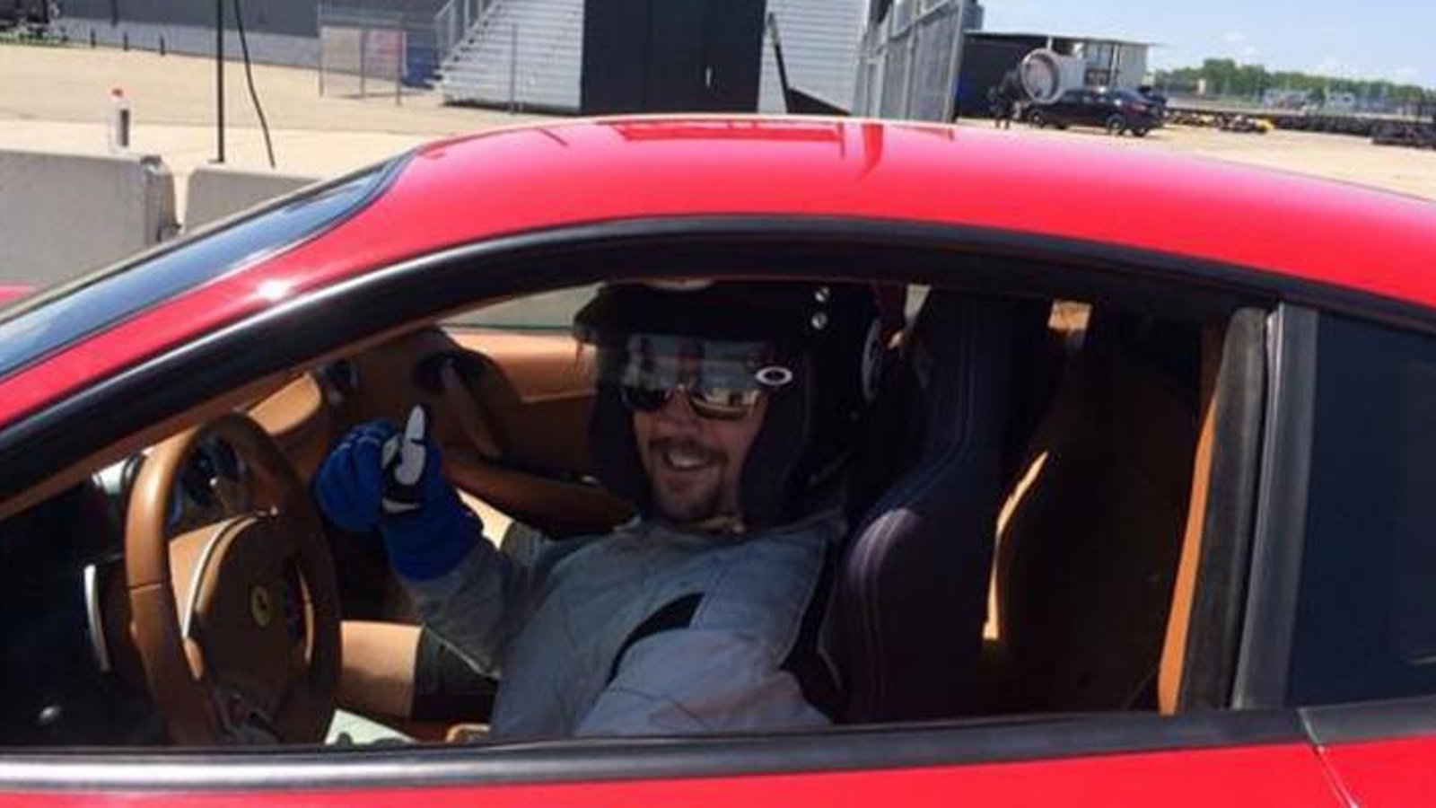 PHOTOS: Brian Gionta devient pilote de course!